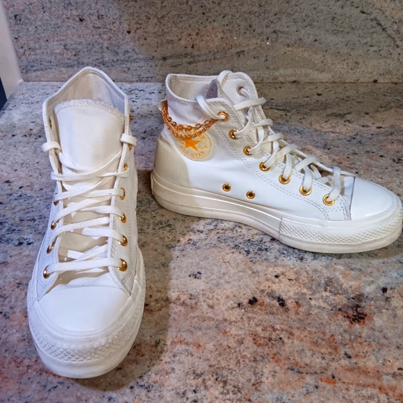 Converse Wmns Chuck Taylor All Star High 'Valentine's Day 2023' A04453C - Picture 1 of 8